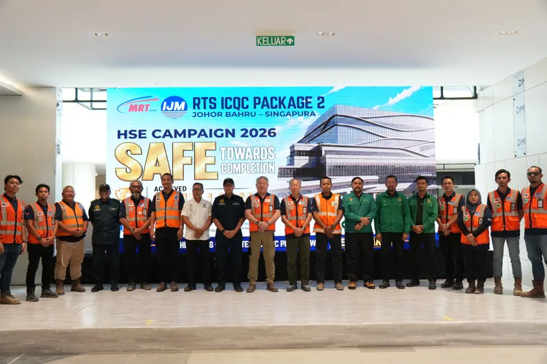 The full site workforce and guests assembled for a group photograph in front of the HSE Campaign 2026 stage banner reading “Safe Towards Completion”